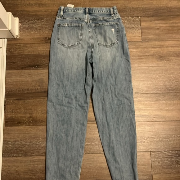 Hardly worn, ripped high rise mom jeans (23) UNIQLO JEANS - Picture 3 of 3